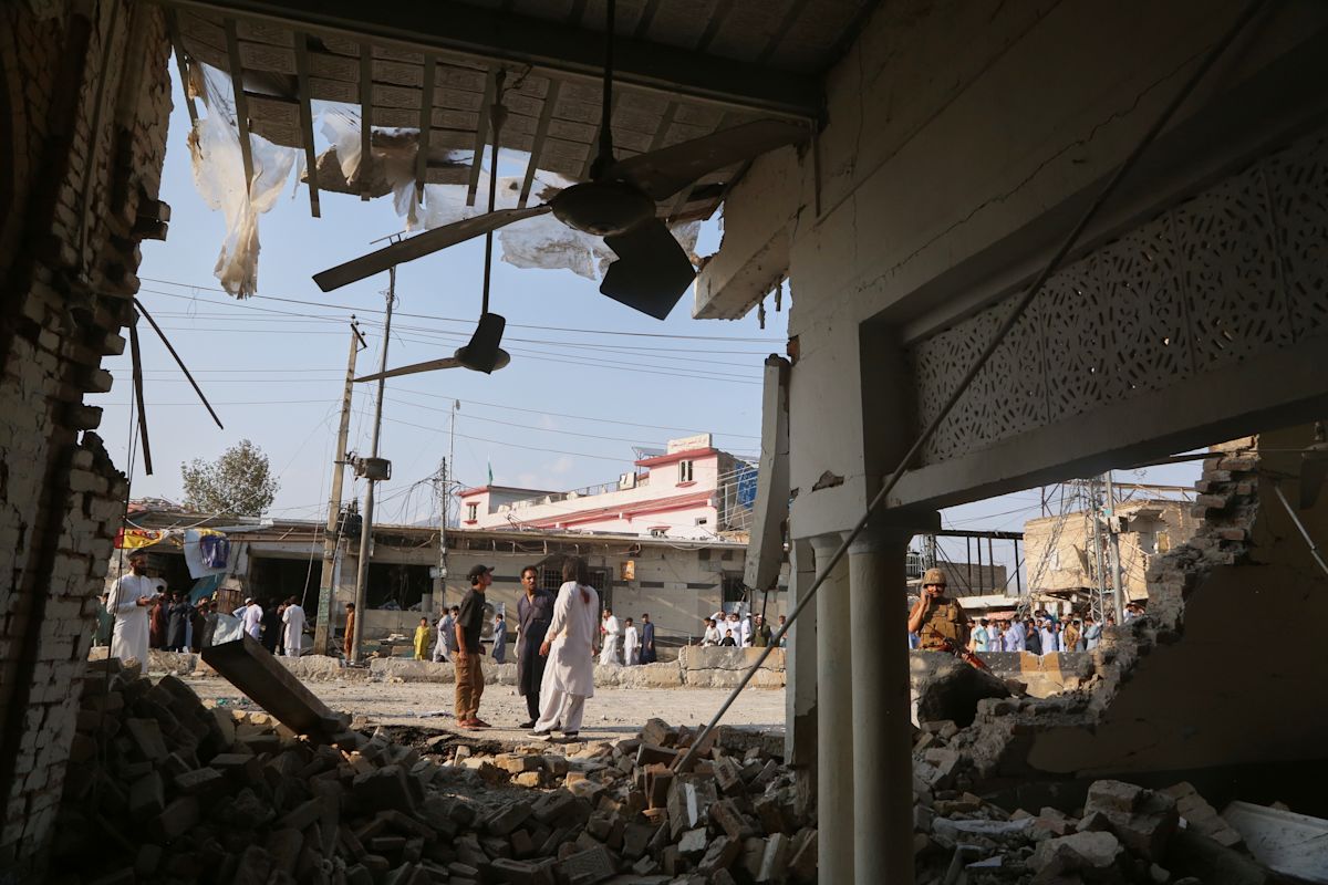 Pakistani forces end 20-hour standoff with militants in the northwest