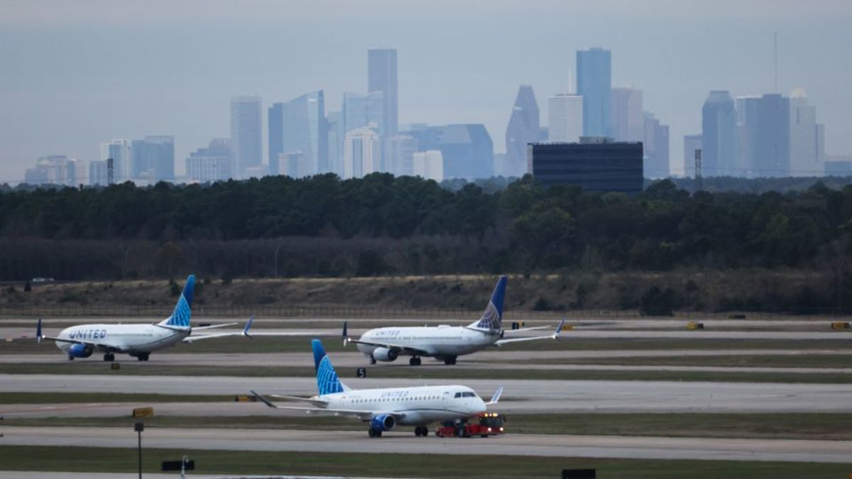 Flight returns to Houston airport after windshield cracks shortly after takeoff
