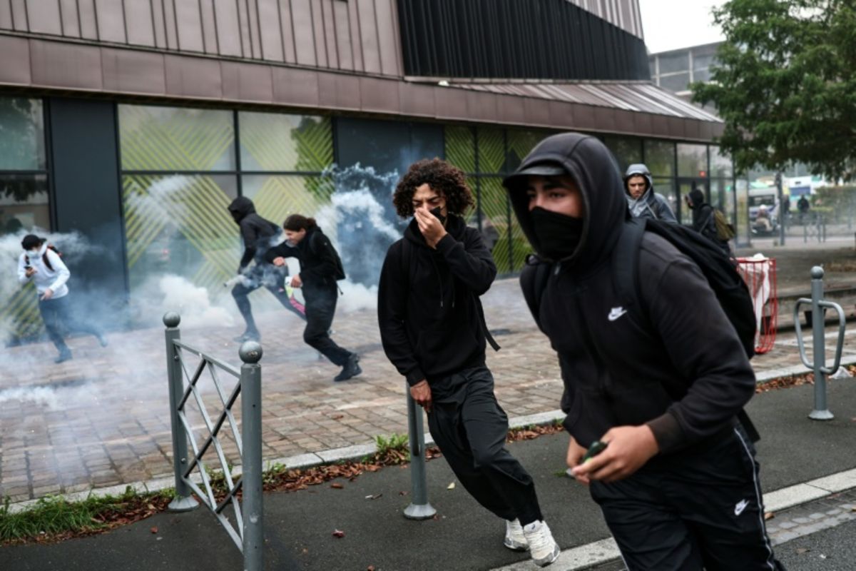 Clashes between French teens, police as school blockades intensify