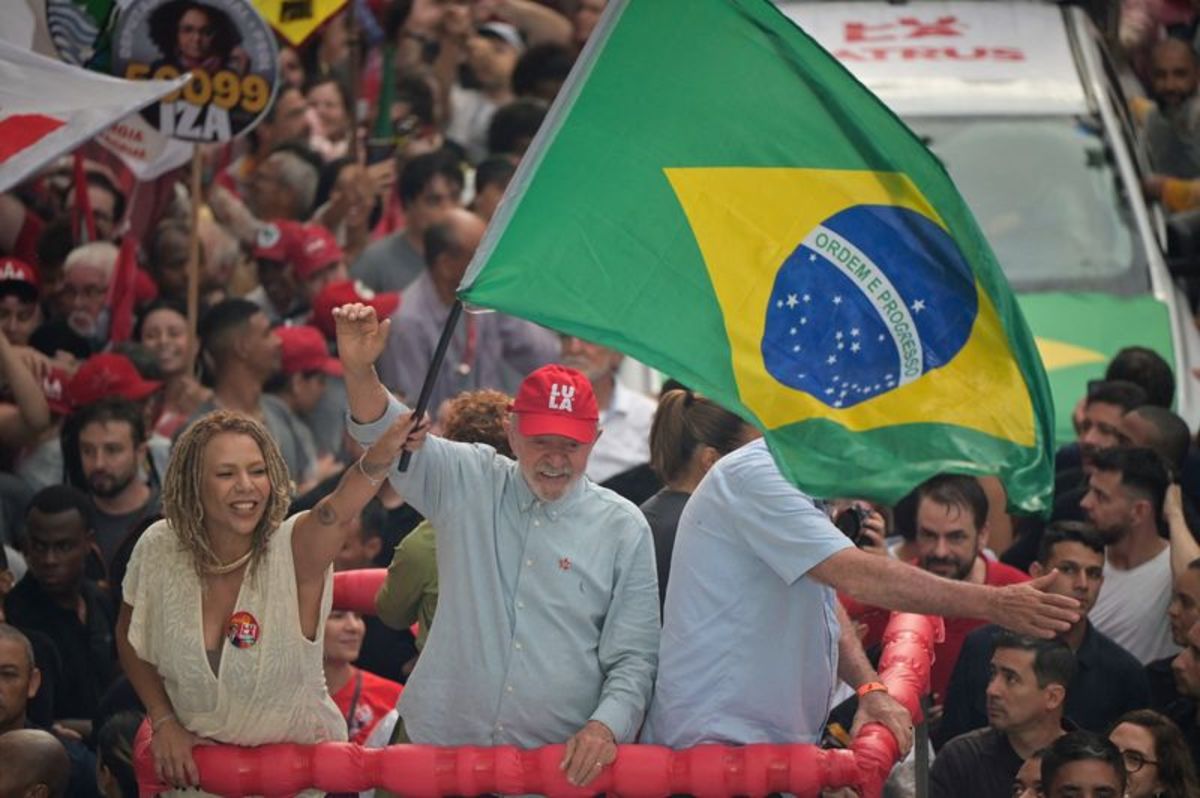 Lula's lead over Bolsonaro narrows ahead of Brazil vote, CNT/MDA poll shows