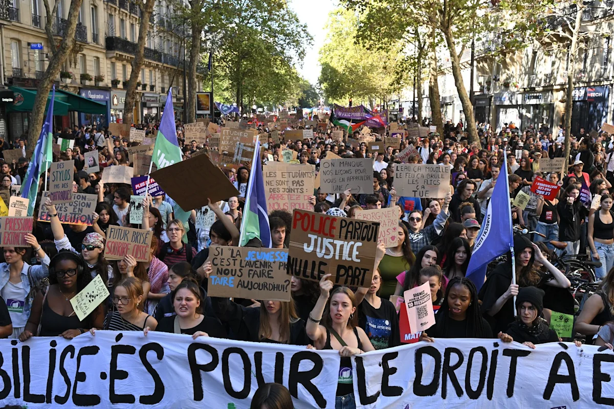 Macron calls crisis meeting as school protests spread