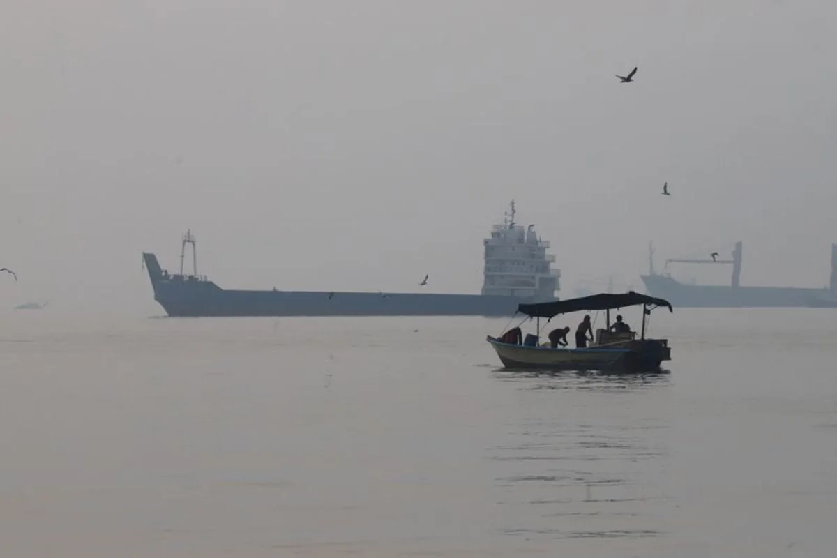 Attacks on tankers in Hormuz hit highest of any week since start of Iran war, sources say