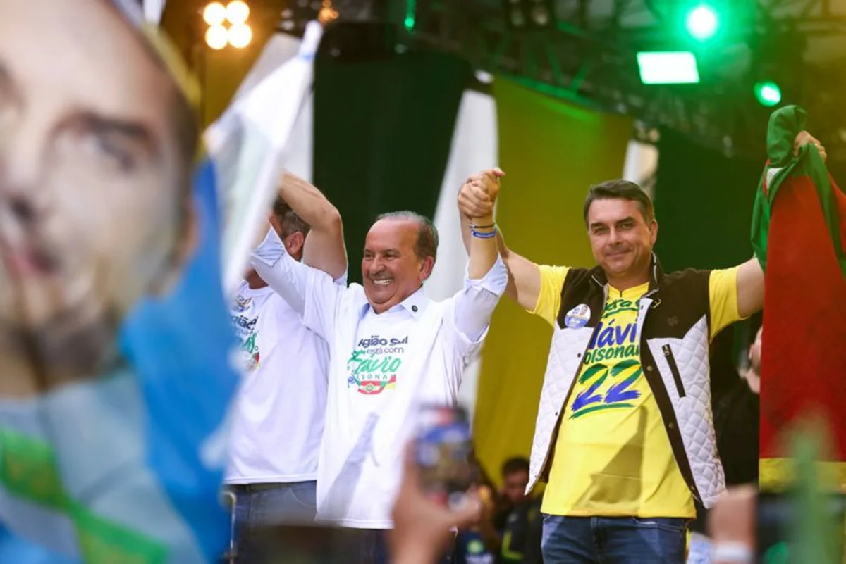 Flavio Bolsonaro slightly leads Lula in Brazil runoff, Quaest poll shows