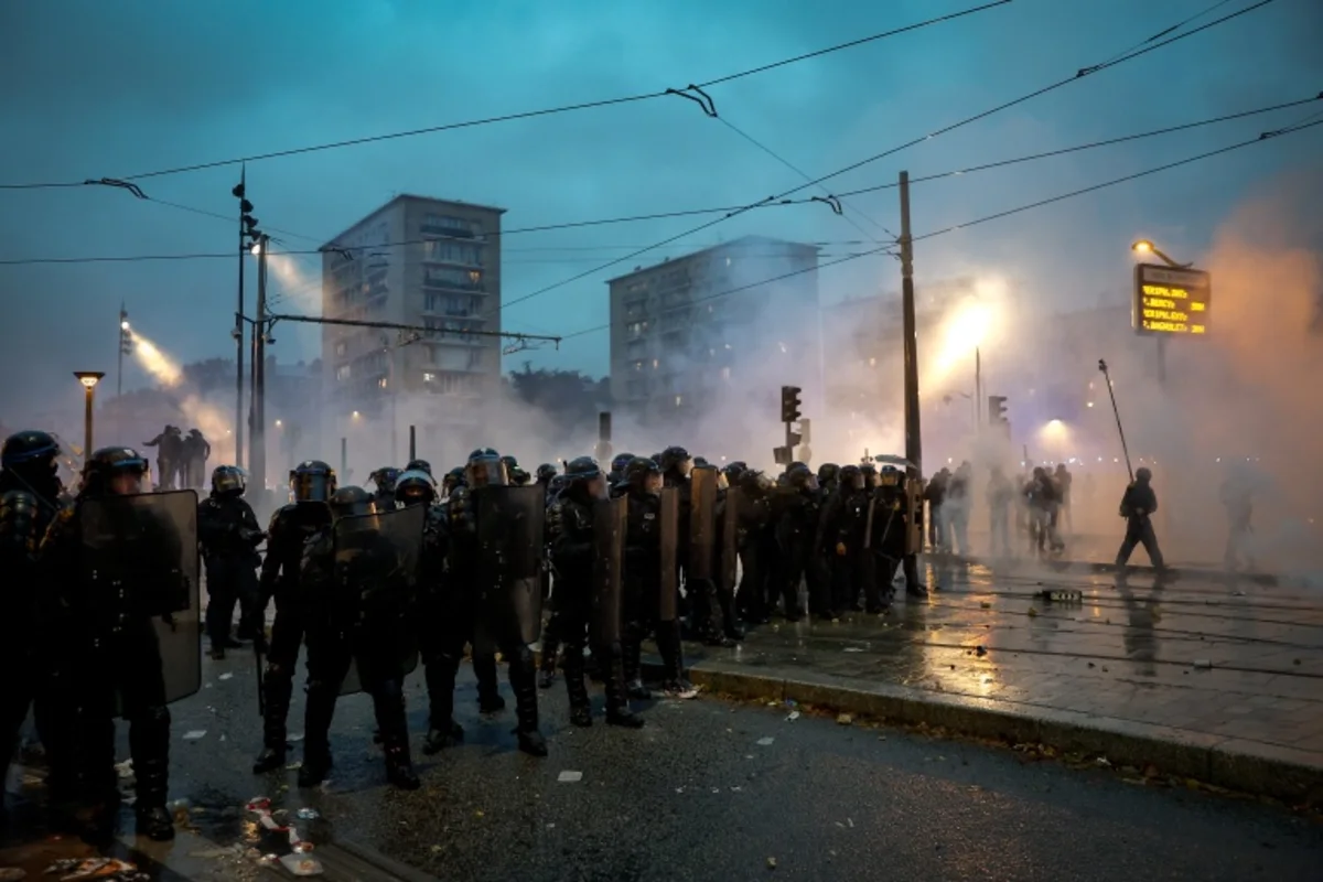 Paris protesters determined to march on amid clashes with police