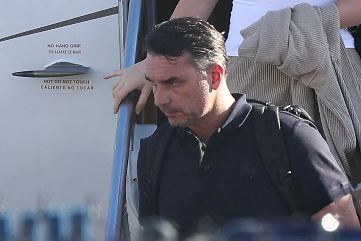 Flávio Bolsonaro arrives in Miami after losing Brazil's presidential election