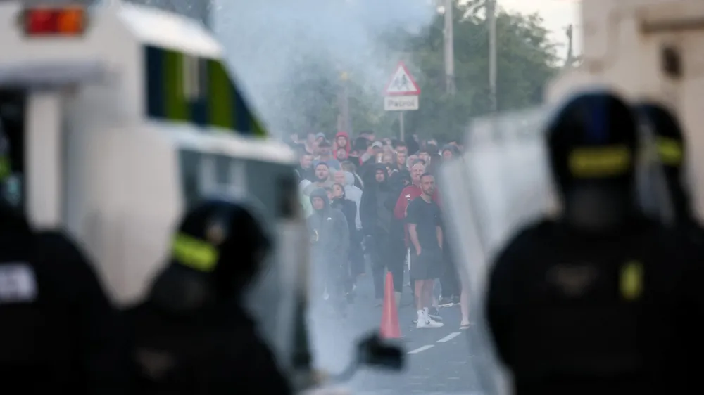 Nordirland: Polizei setzt Wasserwerfer gegen rassistisch motivierte Gewalt ein