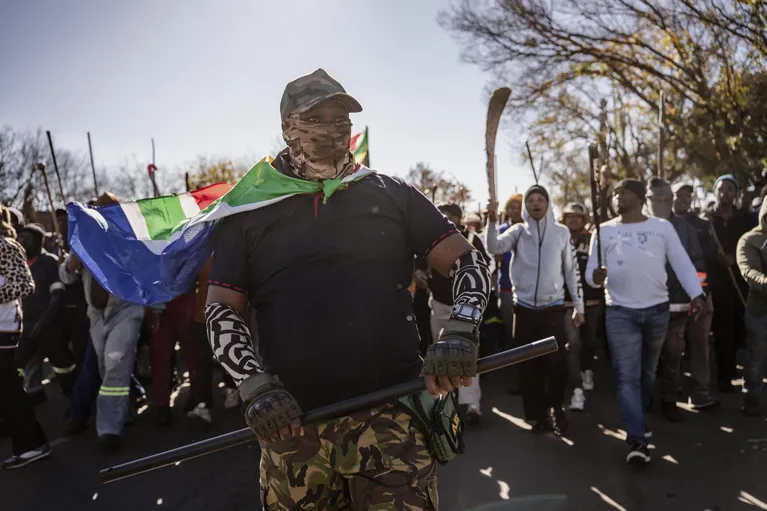 Z+ (abopflichtiger Inhalt); Südafrika: Zündeln im Land des Regenbogens