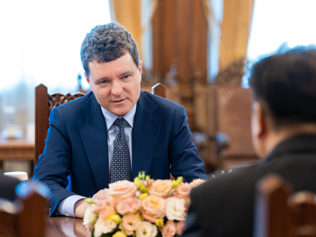 Preferatul președintelui la funcția de premier nu are susținerea PNL, USR și UDMR. Spre cine s-ar putea...