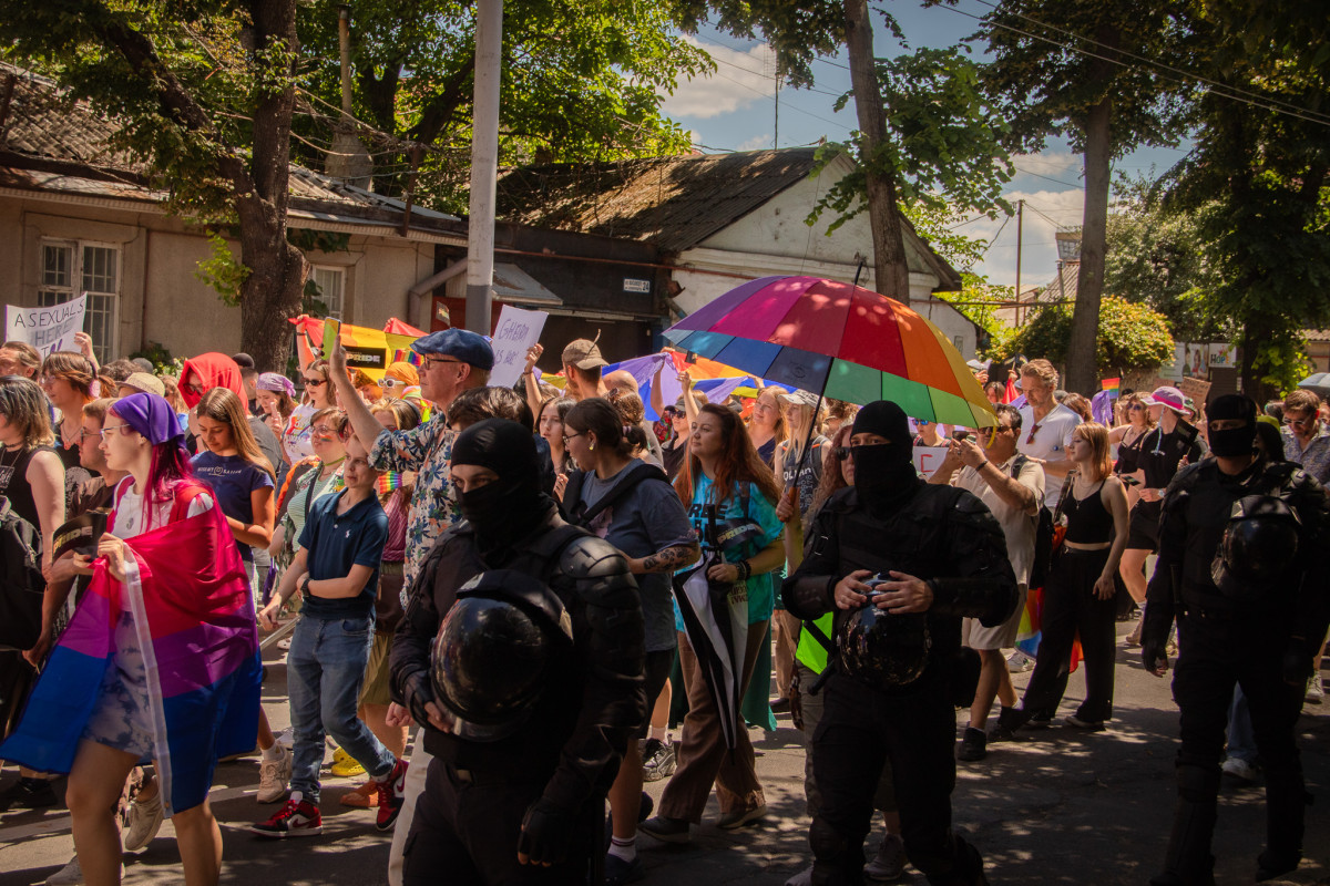 Un marș „indecent de decent”: de ce Pride 2026 s-a desfășurat (aproape) în liniște?
