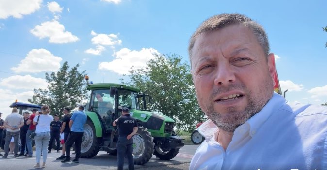 Deputatul Stefanco ar fi lovit un polițist cu roata tractorului