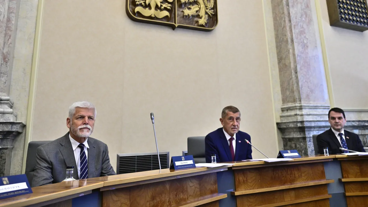 Rozhodnutí ohledně summitu NATO na jednání vlády nepadlo, řekl Pavel