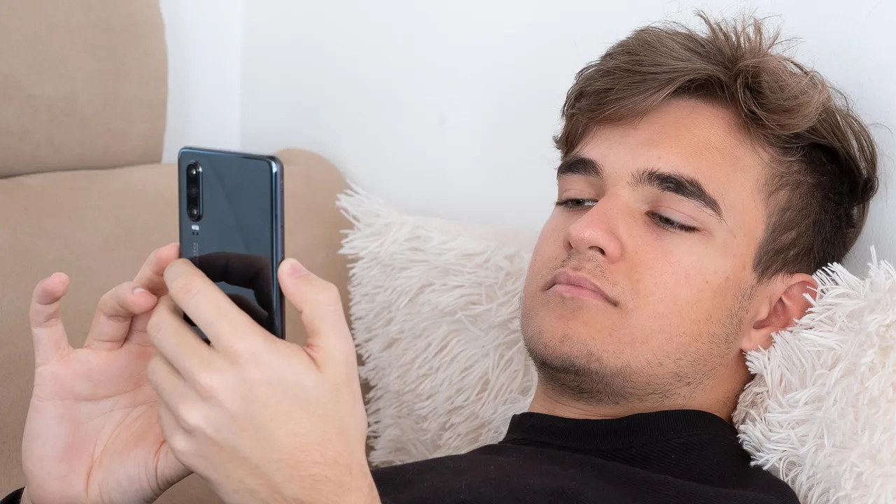 Děti mohou podle psychologů o prázdninách víc experimentovat na internetu