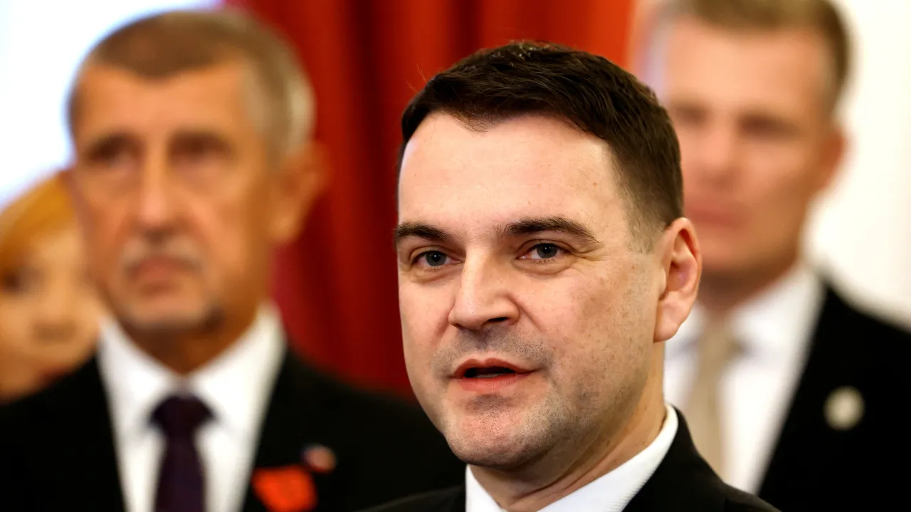 Česko přesměruje peníze do programu na zbraně pro Ukrajinu, oznámil Macinka