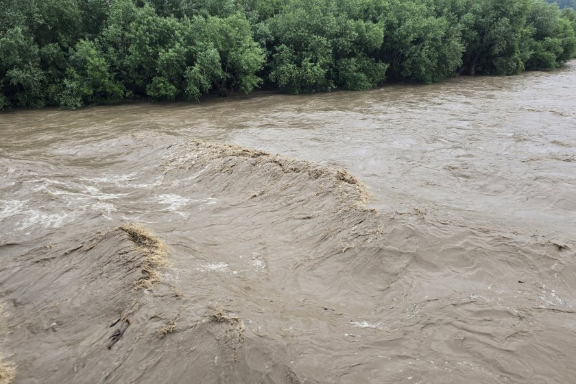 Къщи и дворове са залети в котленското село Тича, под вода е и част от пътя Котел – Омуртаг