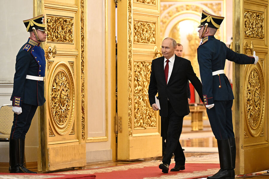 Путин обсудил с Совбезом отношения с ближайшими соседями