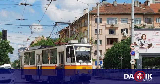 Два трамвая се удариха челно в София, ранени са бебе и трима души