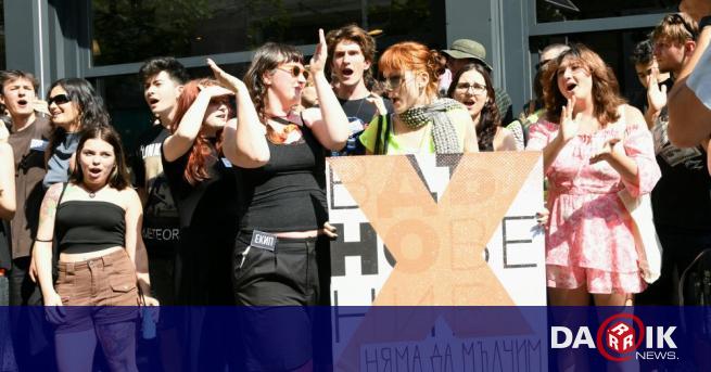 „Аз не съм семестриална такса, аз съм студент“: Протест пред НАТФИЗ, искат оставката на Мирослав Дачев