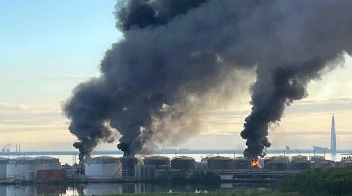 Атака дронів і вибухи: у російському Петербурзі палає нафтотермінал – соцмережі