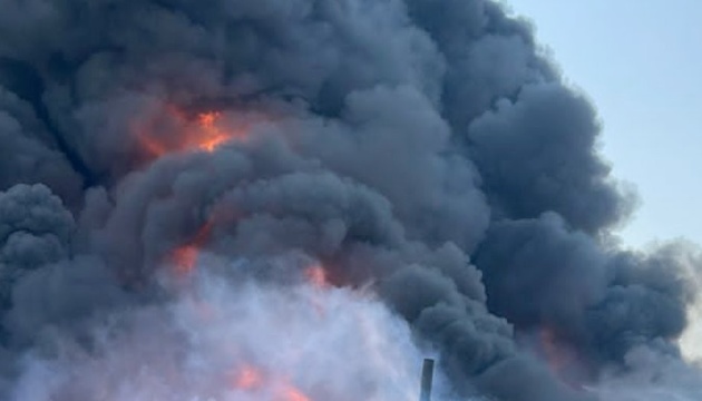 Київ під масштабною атакою дронів та ракет, є руйнування та пожежі, постраждали 7 людей, троє загиблих