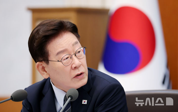 이 대통령 "전 정권 보릿고개에 성장회복 더 주력…복지 후퇴한 건 아냐"