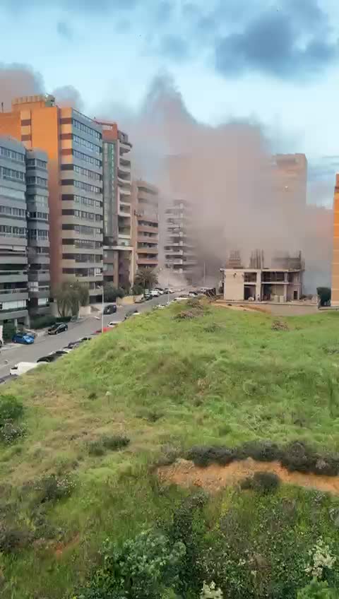 ❗️Israeli airstrike destroys Beirut residential building