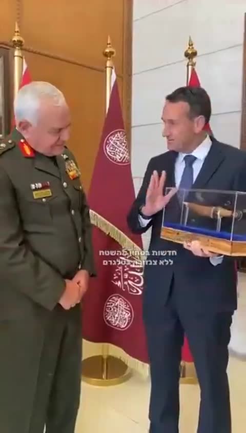 ⚡️Halevi gifted Jordanian commander dagger from 1967 war soldier